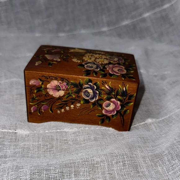 Vintage CUENDET Swiss Music Box 1985 Hand Carved Wood & Hand Painted Floral EUC - Picture 10 of 17